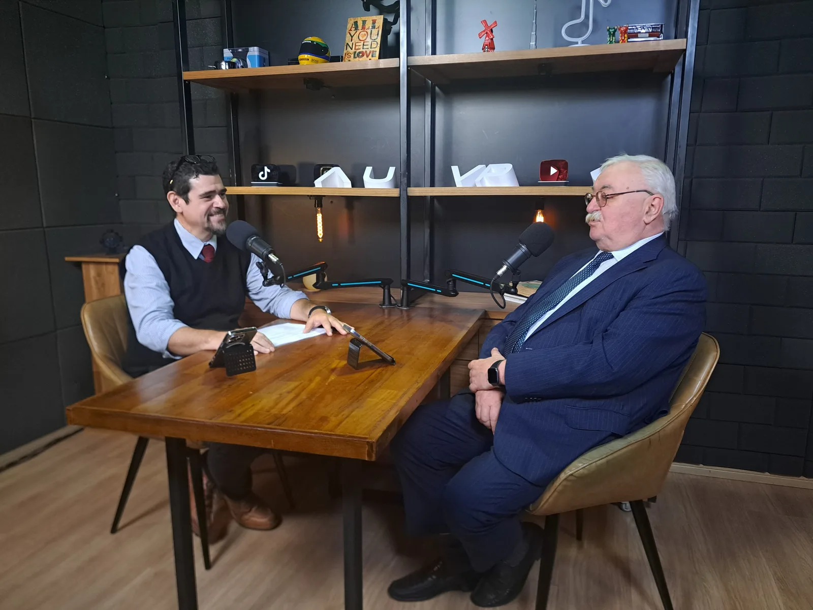 Entrevista do AUVP Atlas com um embaixador, gravada no estúdio da escola.