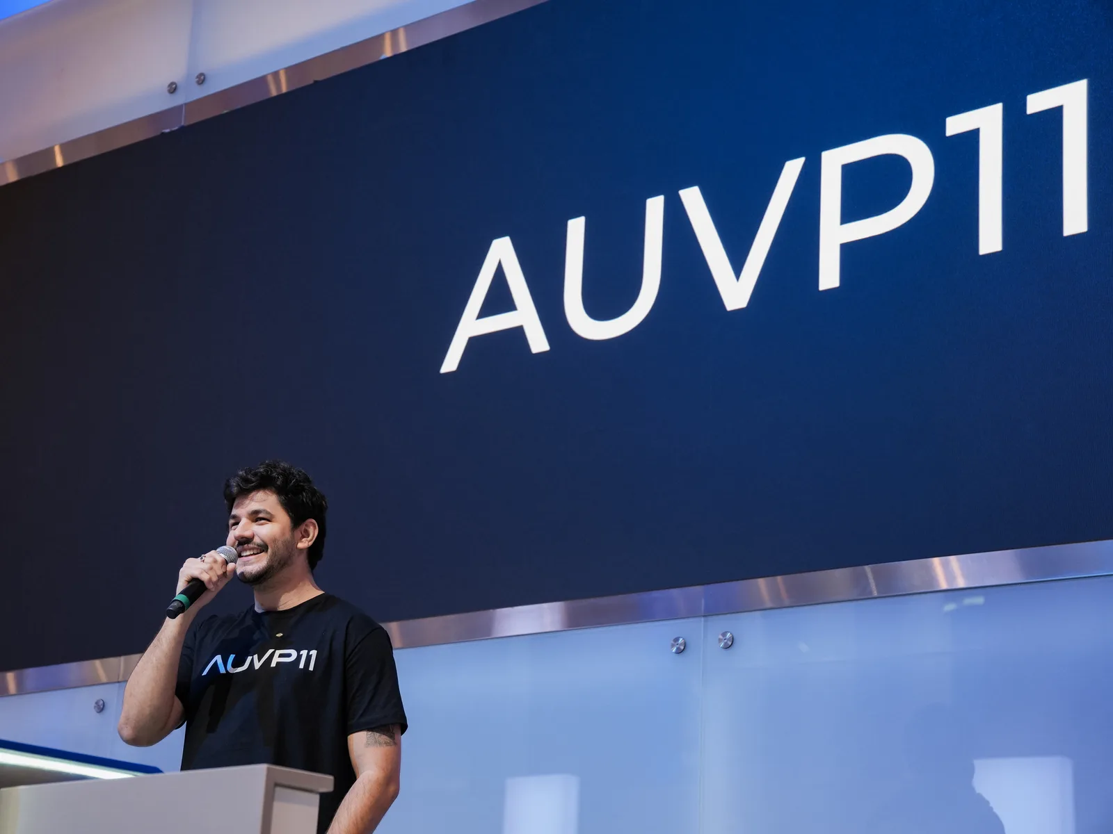 Raul Sena discursa diante do painel do AUVP11 na cerimônia de listagem.