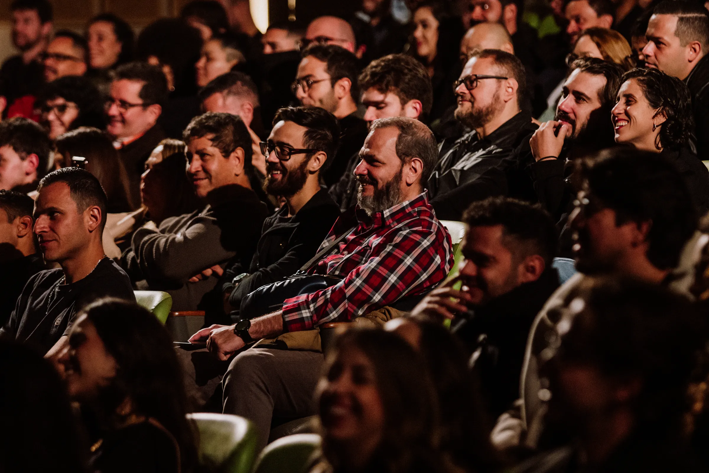 Plateia do Private Day da AUVP acompanhando uma palestra, em plano fechado.